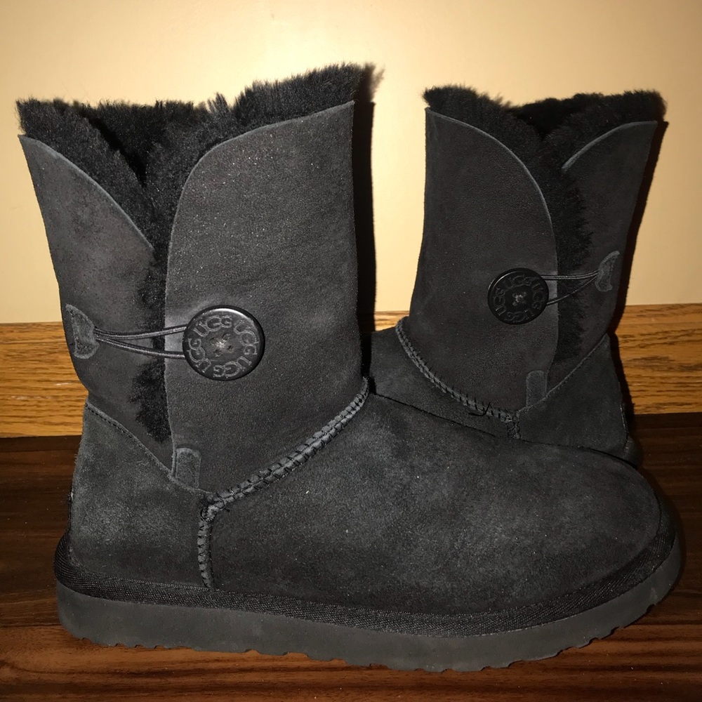 UGG Bailey Button: Size 9